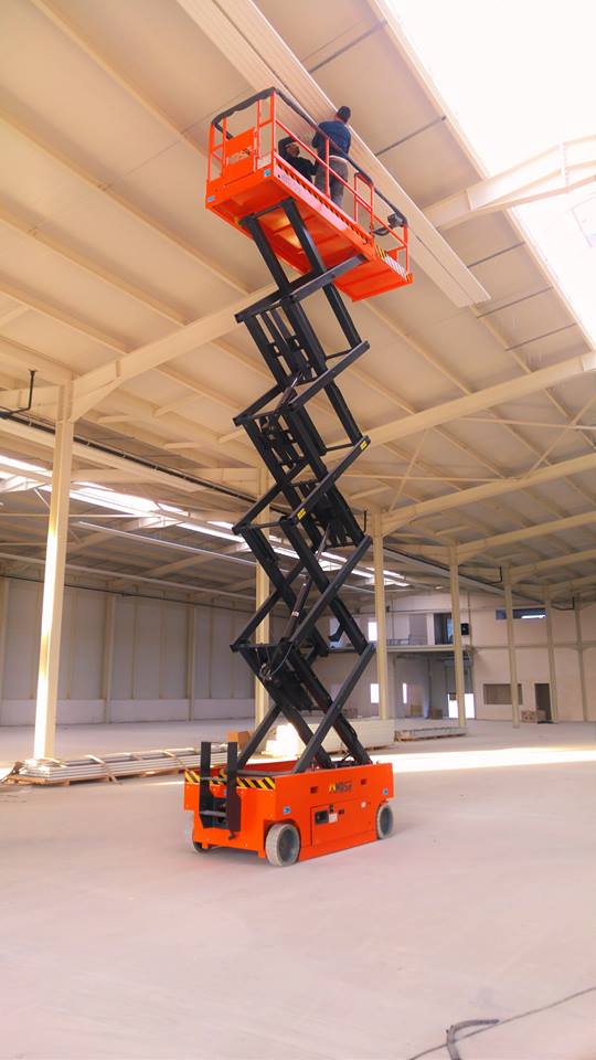 The Advantages of Battery-Powered Self-Propelled Scissor Lifts