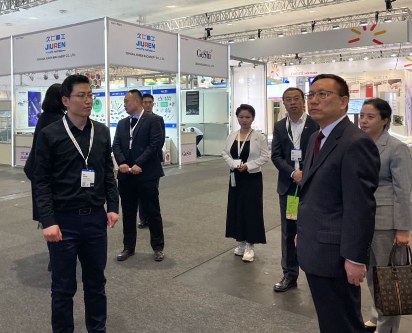 At Hannover Messe 2023, the Chinese Consul General in Germany visited the booth of WEMET Lift Machinery